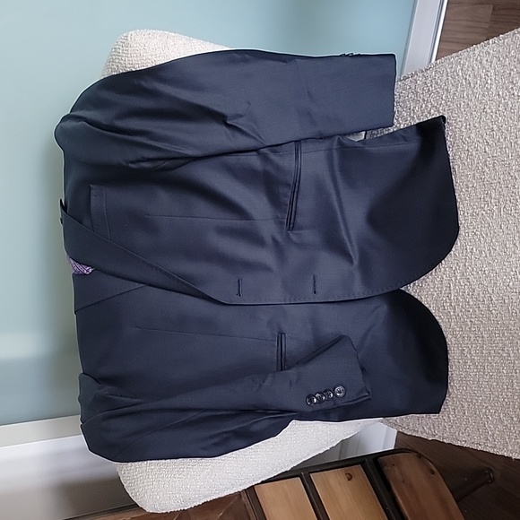 Suit - Picture 5 of 8